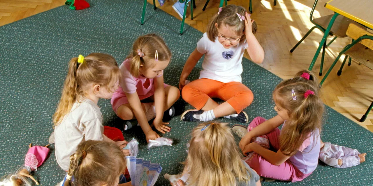 Emmanuel Macron Propose de Réduire les Vacances Scolaires en France