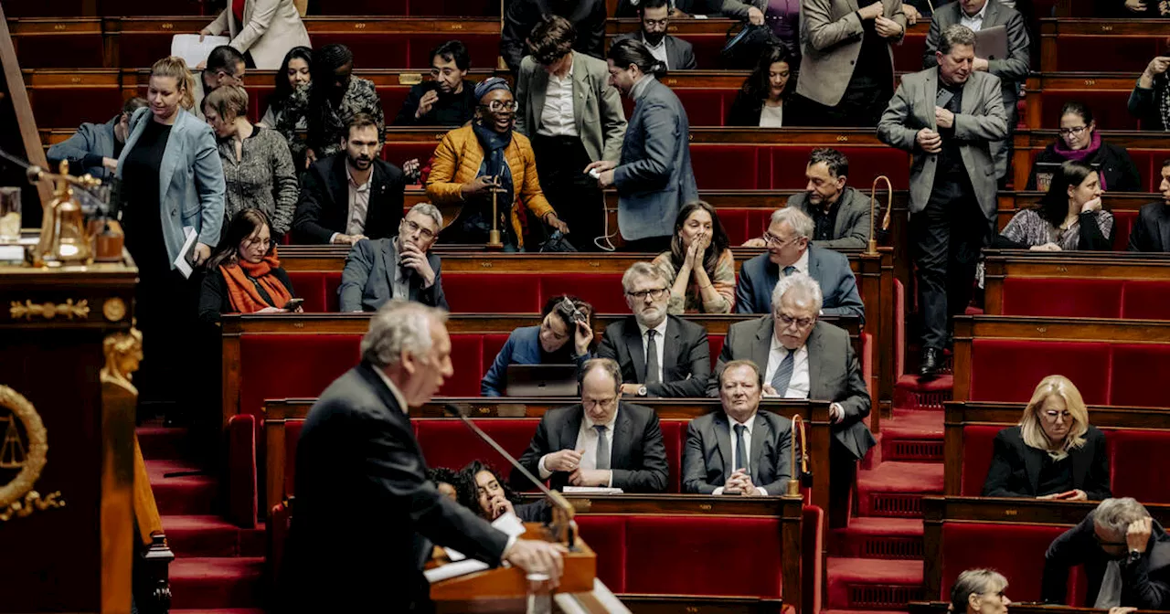 François Bayrou pose son double 49.3, les socialistes mis en joue par LFI