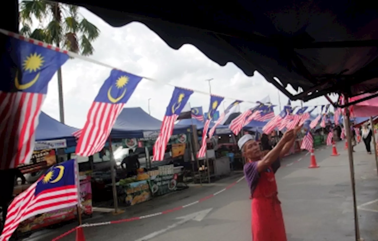 KRI report: Hawkers, now essential to the economy, lack sufficient support from Putrajaya