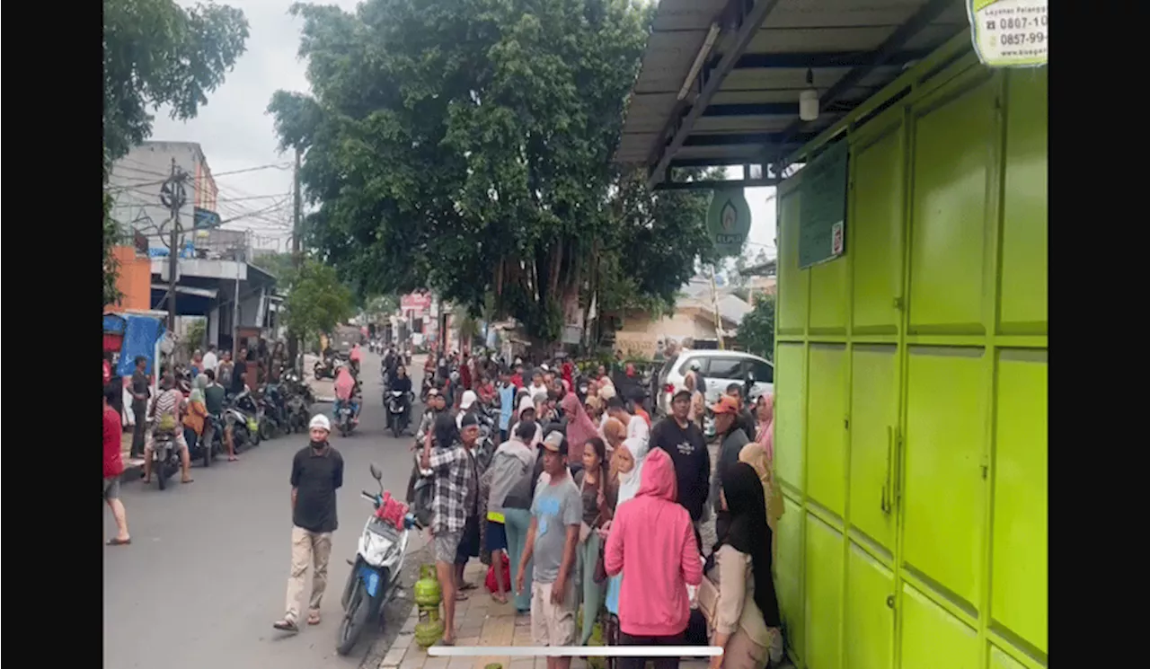 Antrean Mengular Warga Jakarta Berburu Gas 3 Kg Sejak Subuh