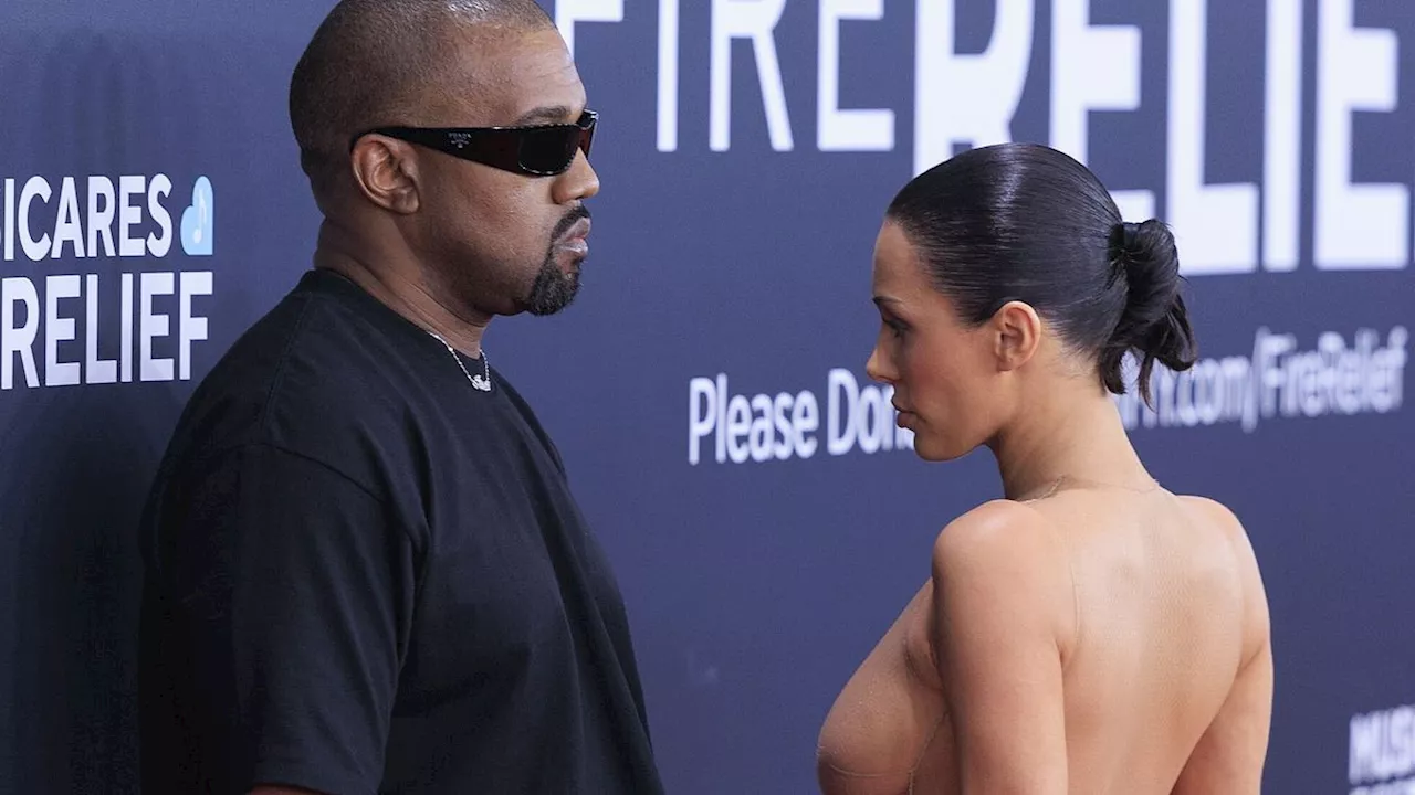 Grammy 2025, Kanye West con Bianca Censori nuda sul red carpet