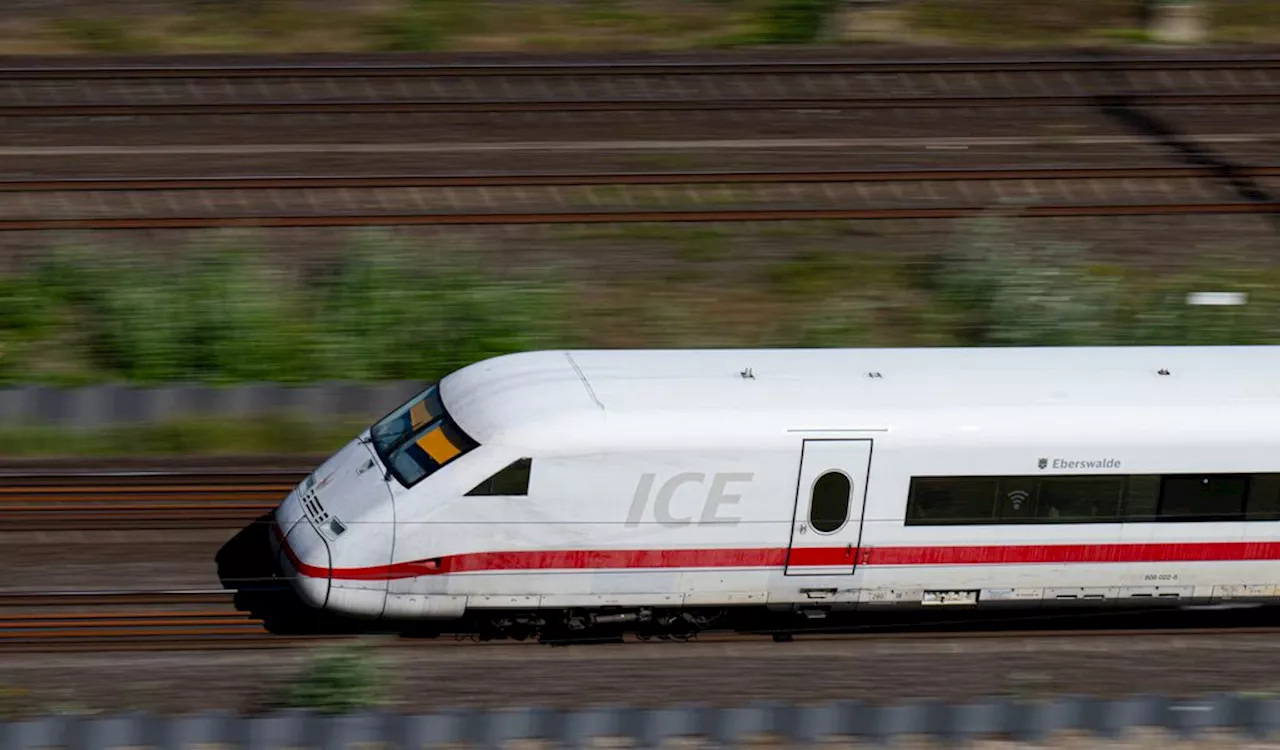 Gewerkschafter demonstrieren gegen Zerschlagung der Bahn