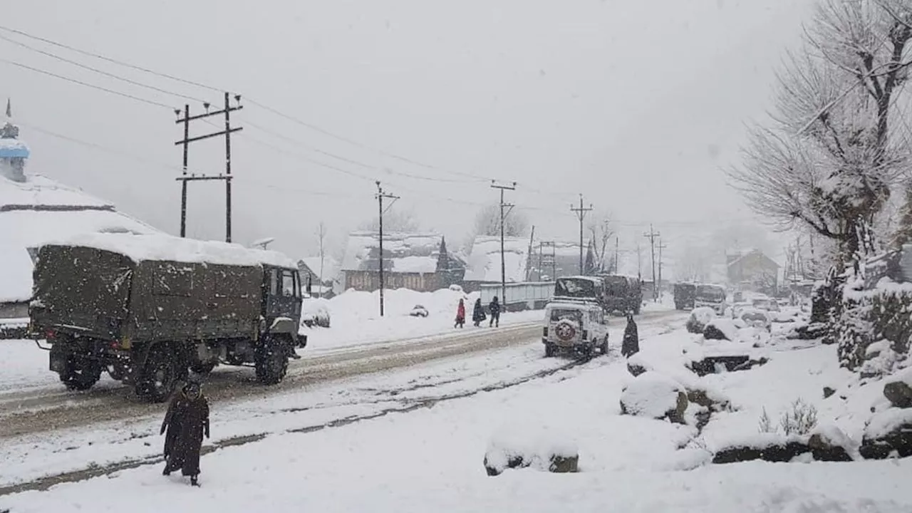 Weather Update: दिल्ली-एनसीआर में फिर छाया कोहरा, पहाड़ों पर बर्फबारी से मैदानी इलाकों में बढ़ी ठंड