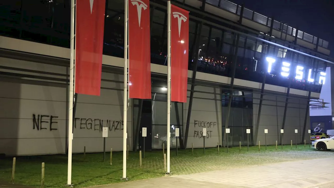 Tesla-showroom in Den Haag beklad met hakenkruizen en leuzen