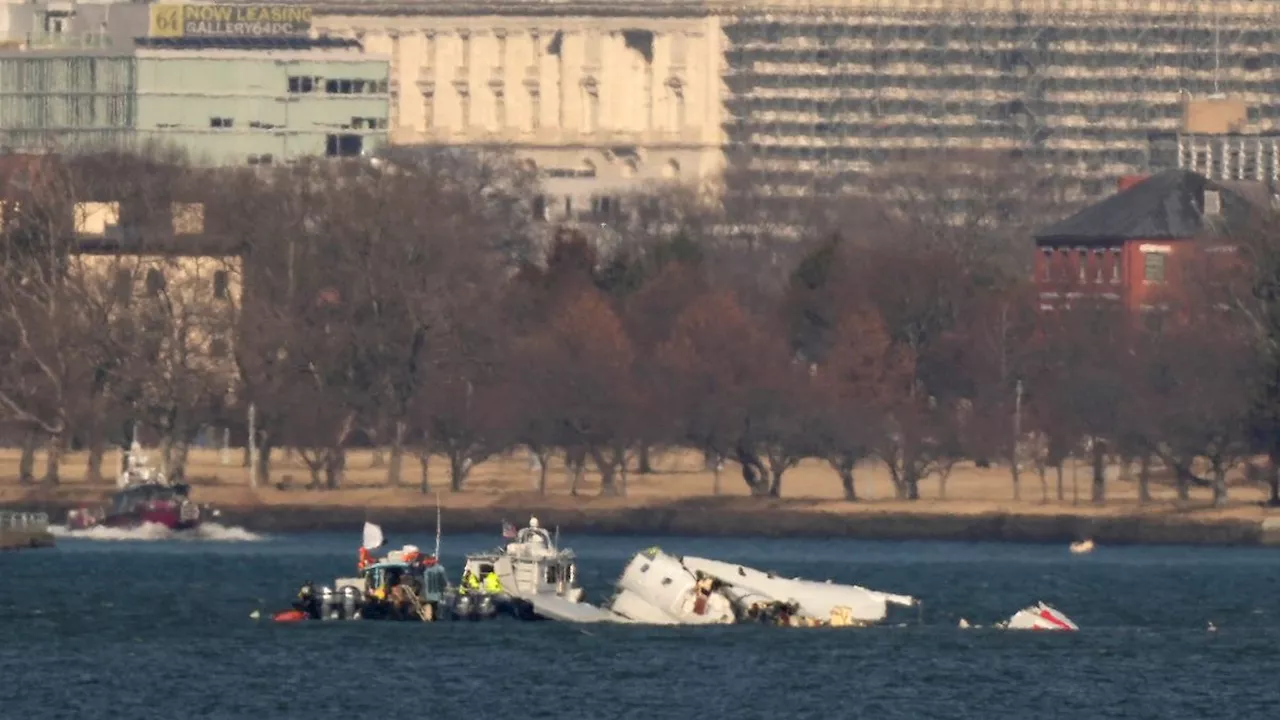 55 Leichen geborgen: Verbliebene Potomac-Opfer werden tief im Wrack vermutet