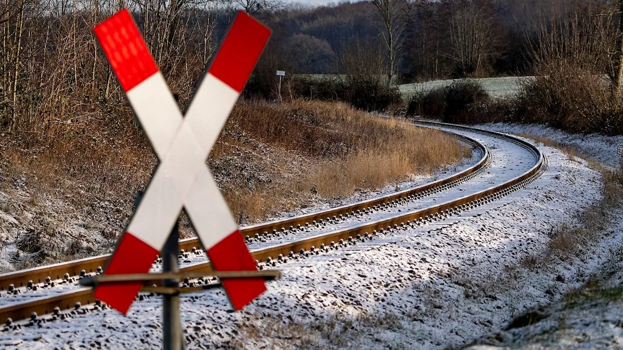 Autofahrer überfährt Bahnübergang und kracht mit Zug zusammen