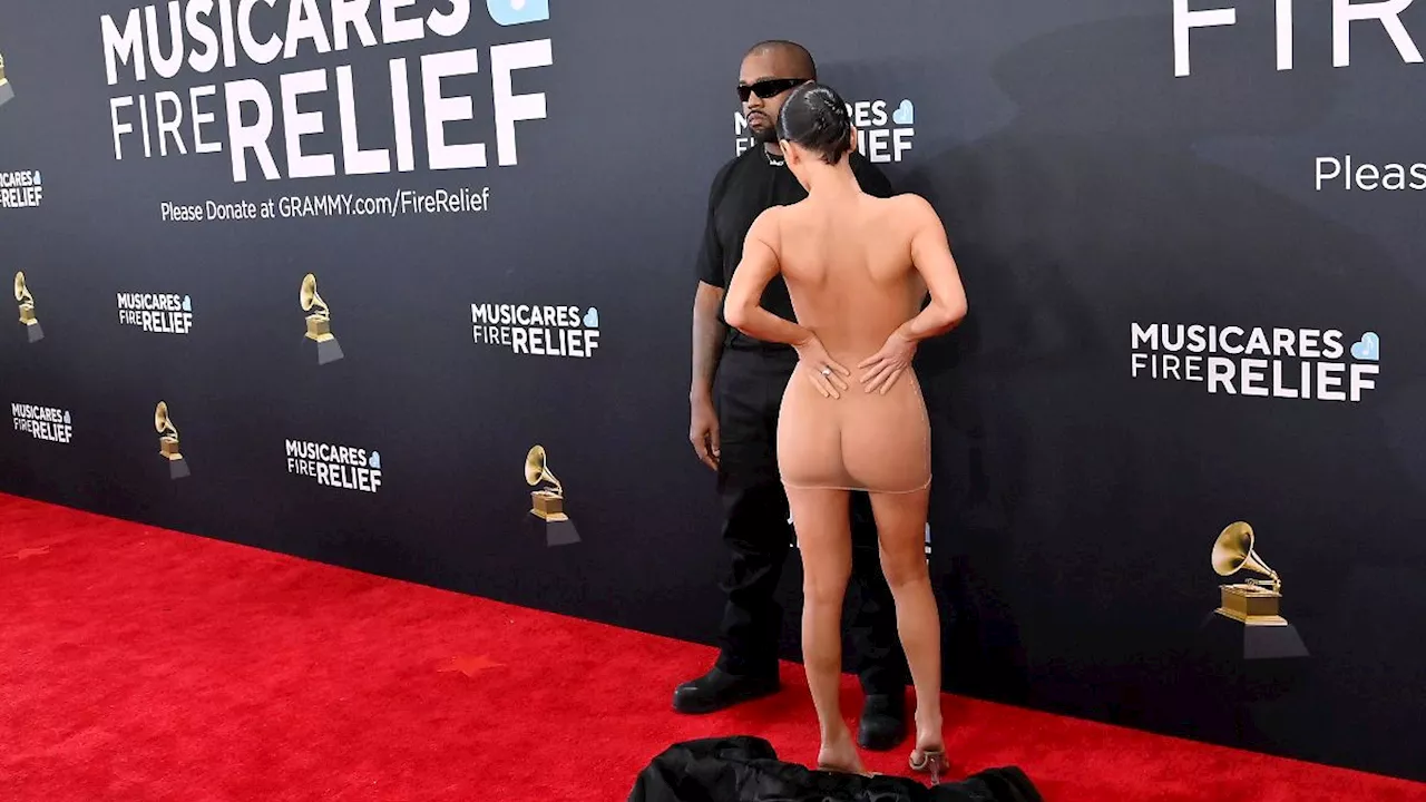 Fast nackt bei den Grammys: Freundin von Kanye West lässt den Pelz fallen