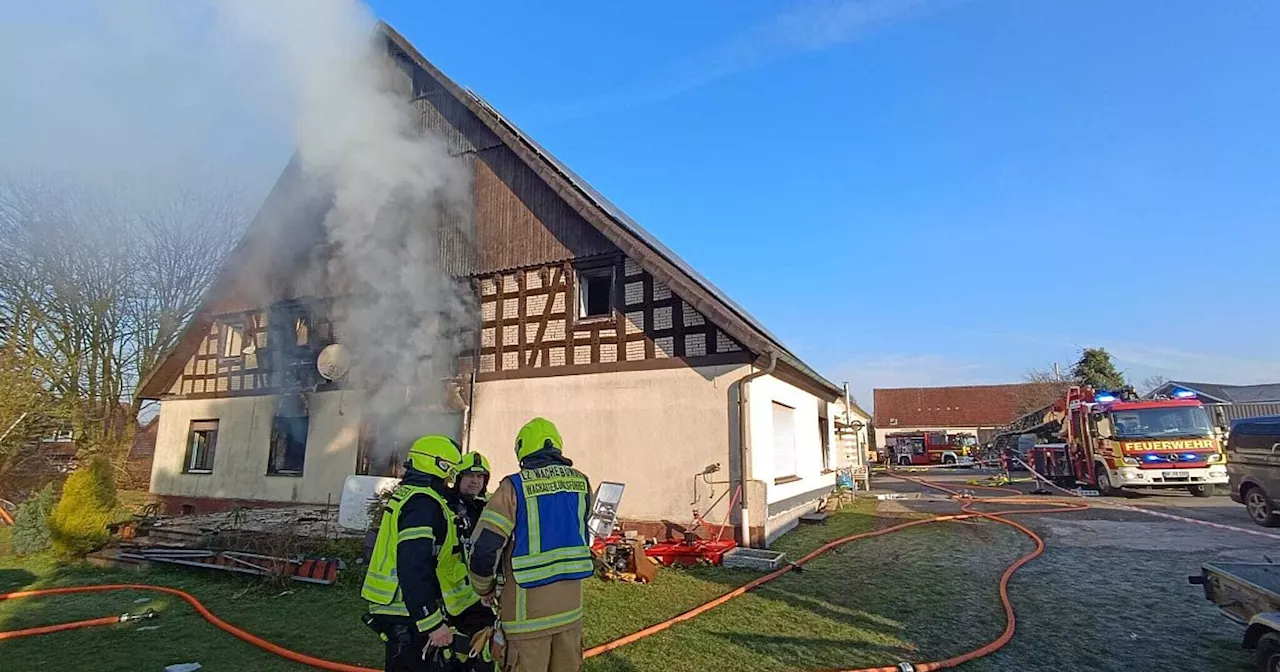 Feuer im Bünder Bauernhaus: Bewohnerin in Krankenhaus gebracht