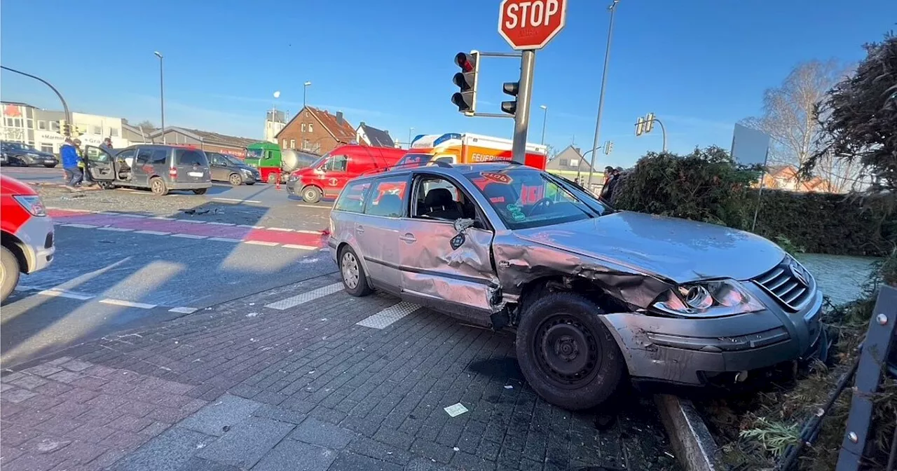 Unfall in Gütersloh: Drei Verletzte – Stau rund um die B61