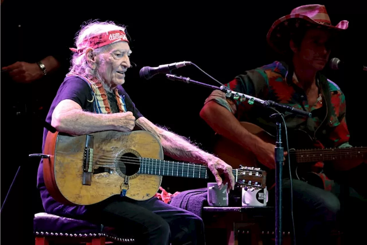 Willie Nelson and Bob Dylan Celebrate 10 Years of Outlaw Music Festival Tour