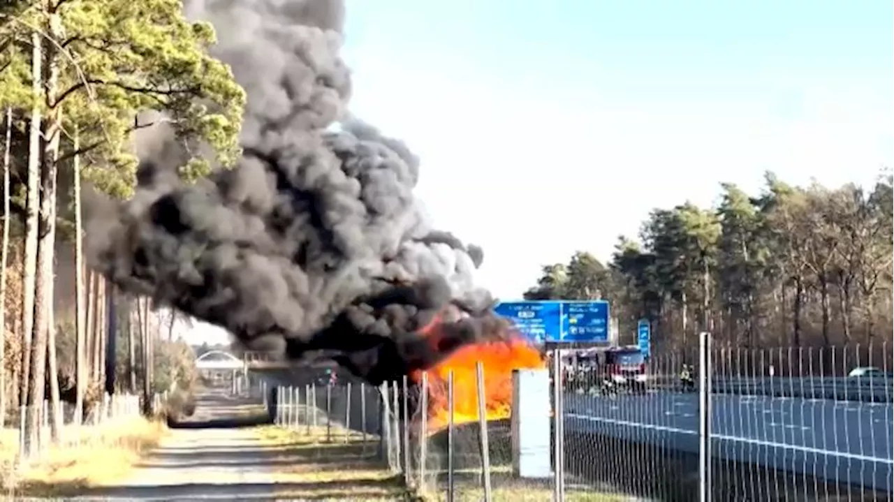 Brand von Lkw mit Elektroautos sperrt A10