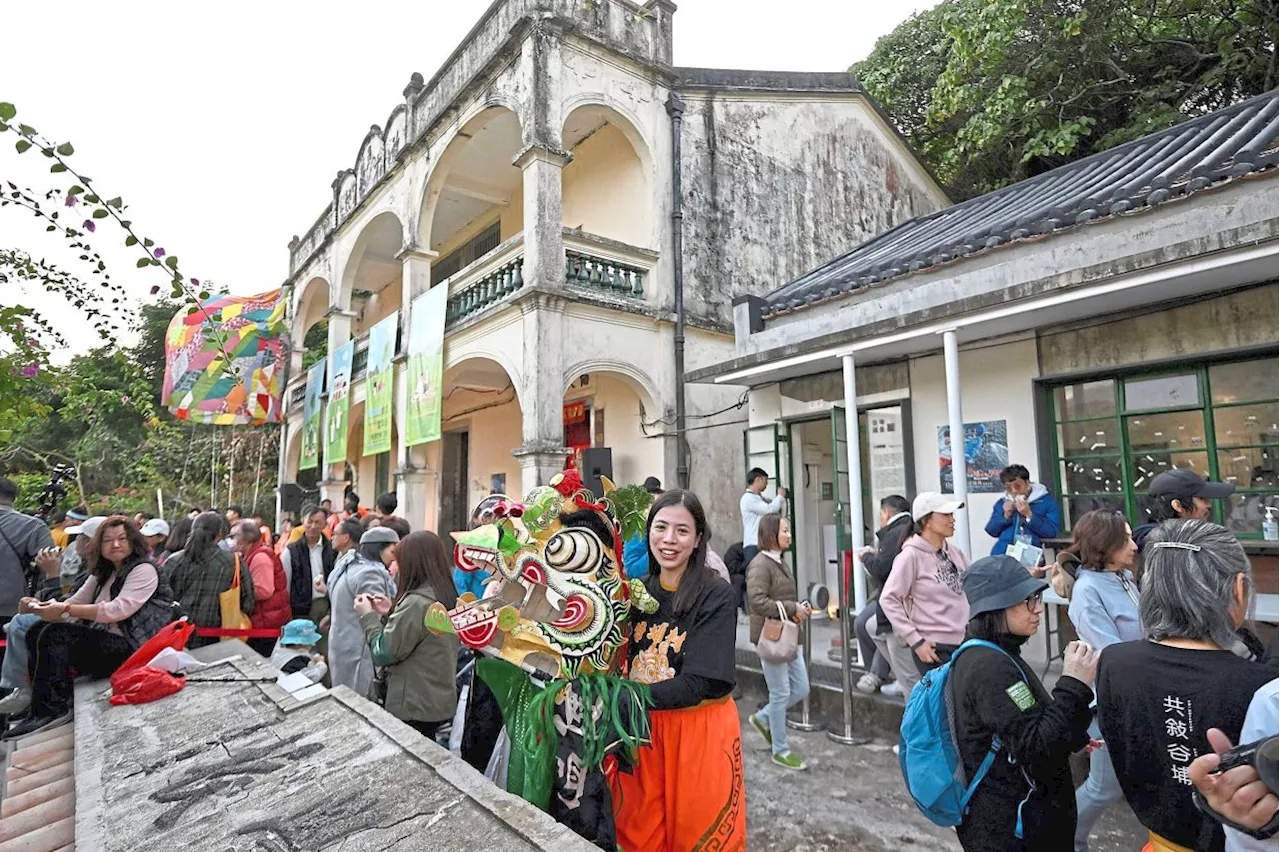 Fading Hong Kong Village Attracts City-Escape Tourists