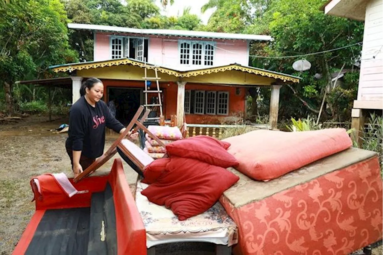 Kampung Hulu Villagers Struggle to Cope with Devastating Flood