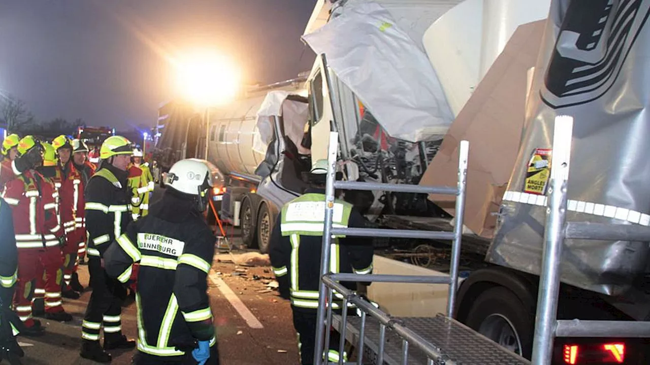 Lastwagen kracht in Stau bei Blockabfertigung - Fahrer stirbt