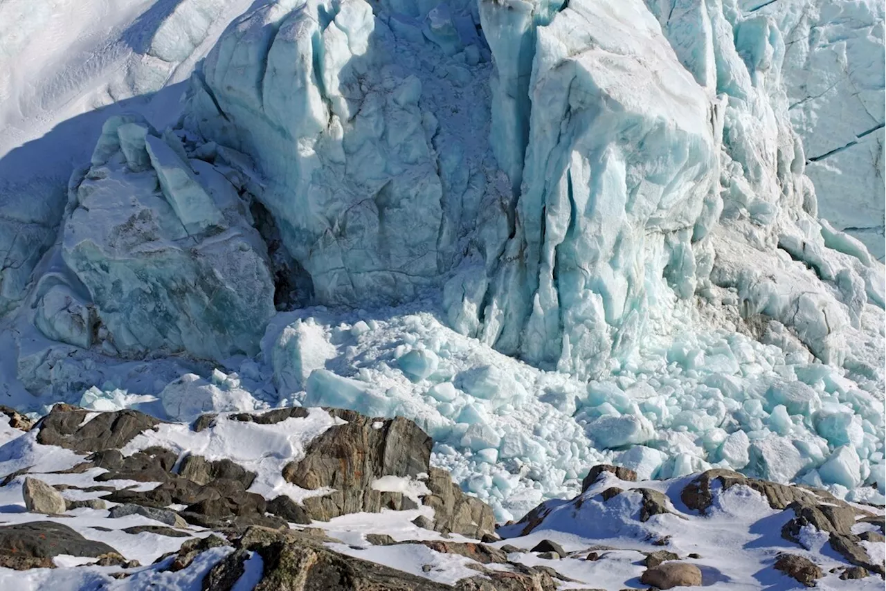 Erderhitzung zerstört Gletscher: Grönlandeis bekommt immer größere Risse