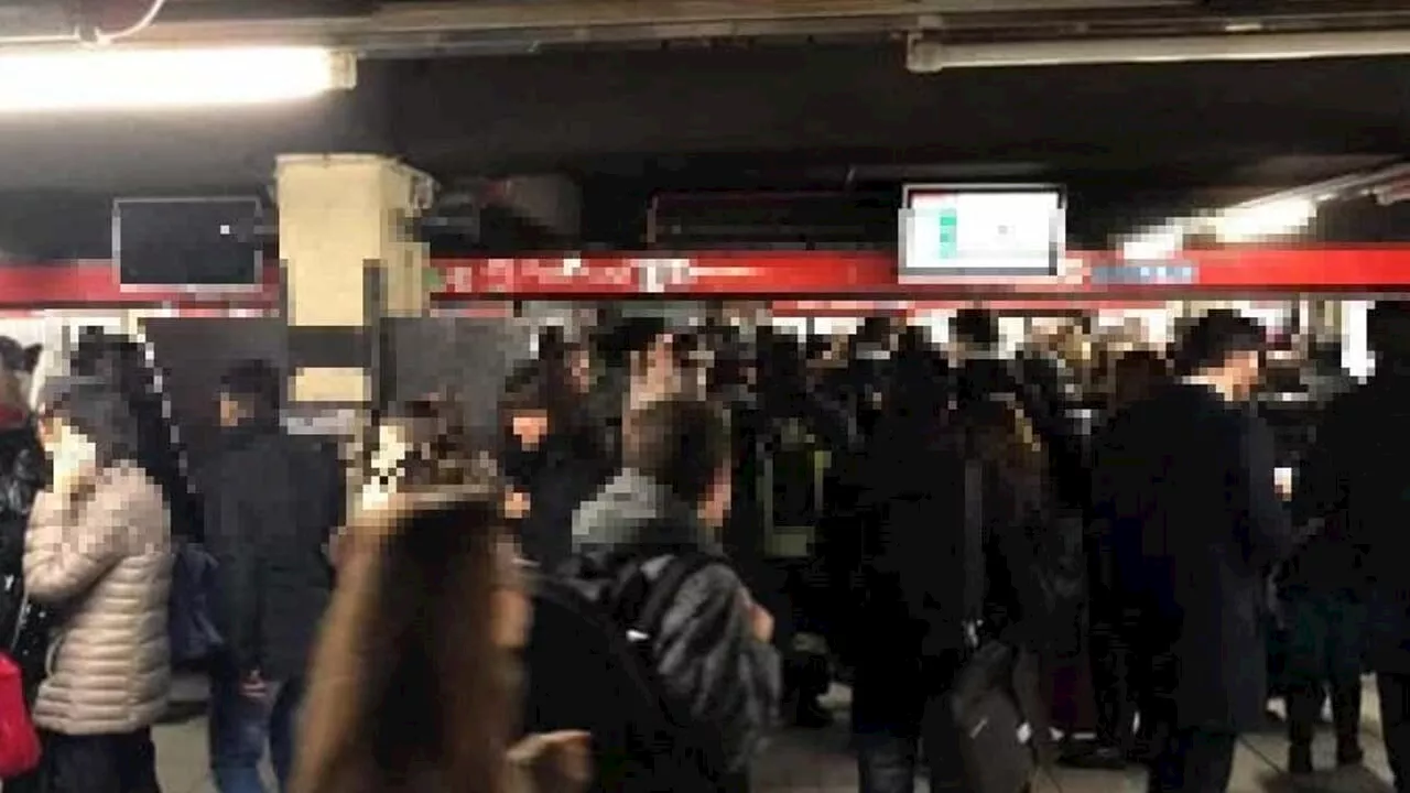 Follia in metro: borseggiatrici bloccano il treno e scaricano l'estintore sulla folla