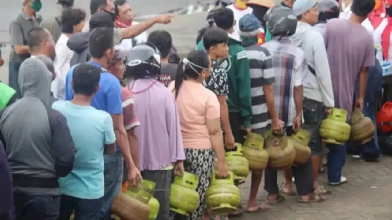 Kelangkaan LPG 3 Kg: Warga Jakarta Barat Antre Panjang, Bahlil Tekankan Aturan Baru untuk Tepat Sasaran