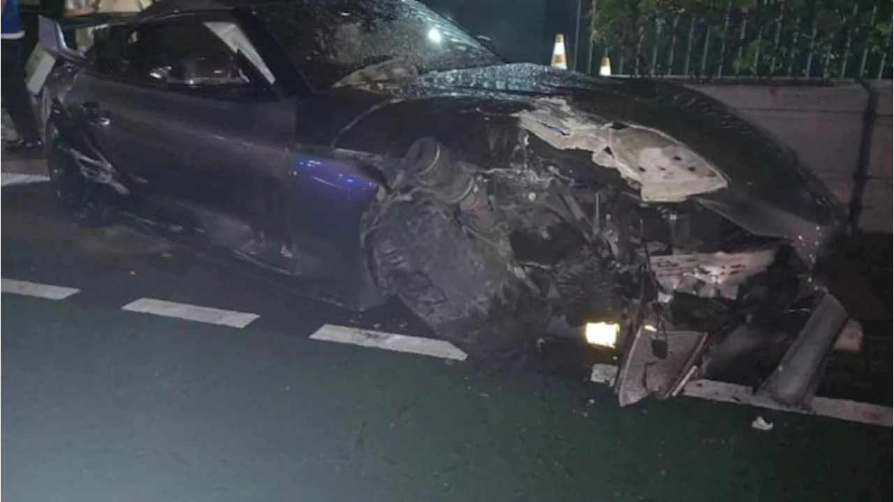 Mobil Toyota Supra Tabrak Tiang Lampu hingga Timpa Pemotor di Dekat Bundaran HI, Begini Kondisinya