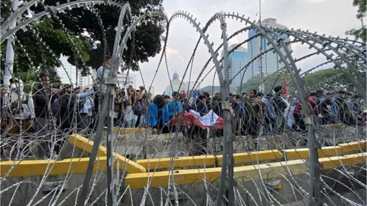 Ribuan Personel Gabungan Kawal Demo Honorer dan Dosen di DPR Hingga Patung Kuda