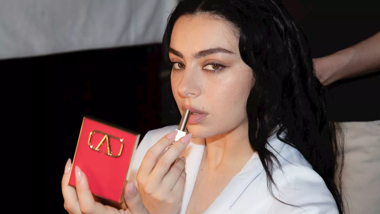 Charli XCX al Grammy Awards 2025: il beauty look “nero e aggressivo” e il colore brat black