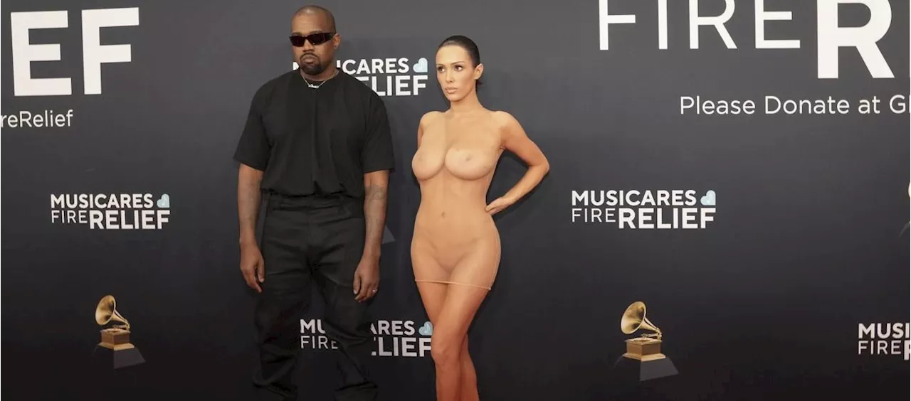 West y Bianca Censori sorprenden en los Grammy al posar desnuda