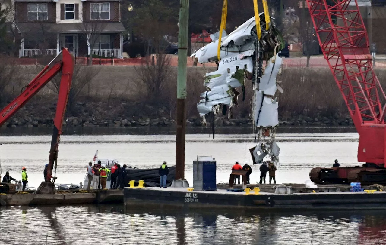 Opérations de repêchage en cours sur le fleuve Potomac après l'accident aérien