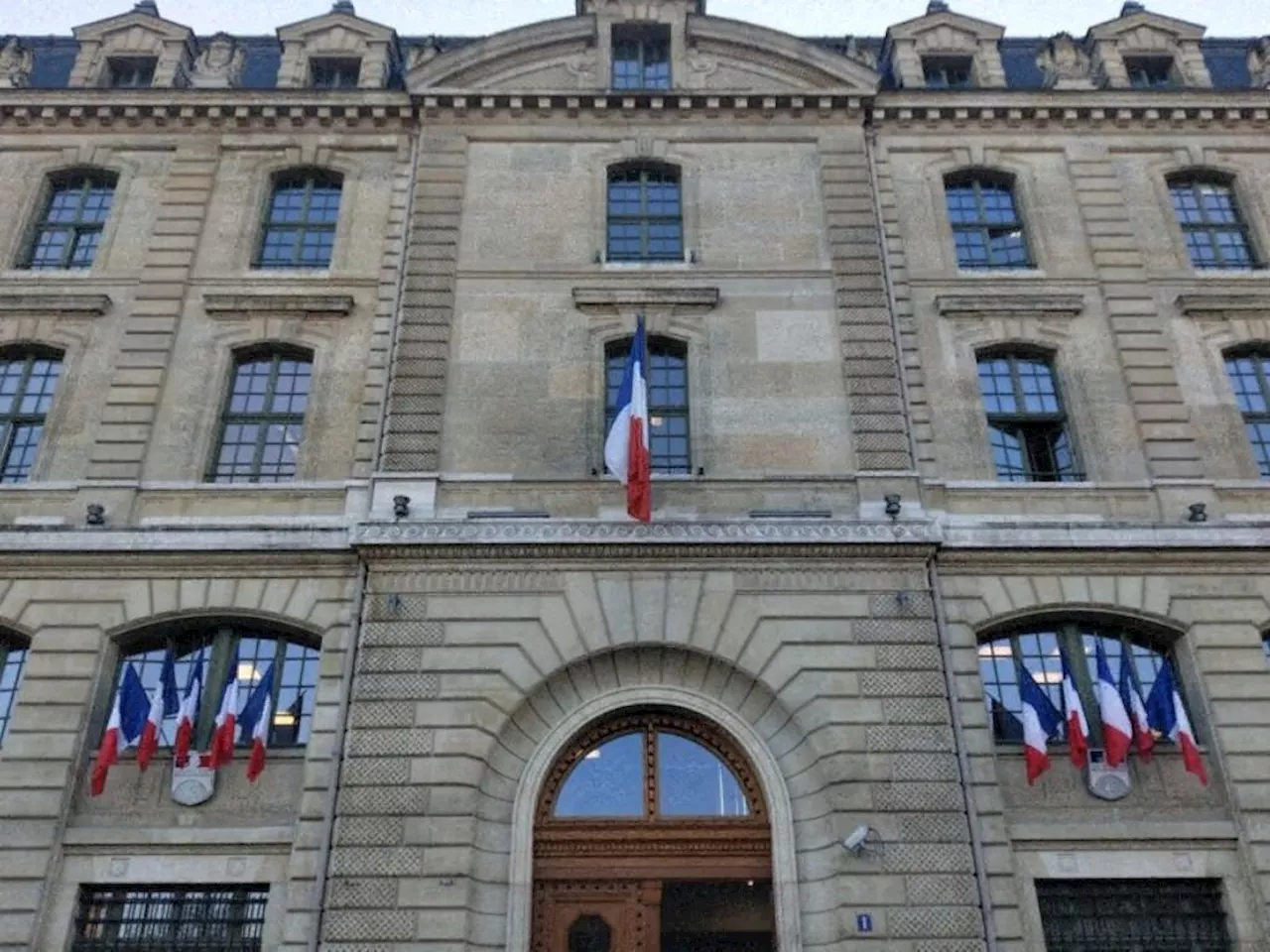 Agression devant la préfecture de Police de Paris, deux agents blessés par un homme criant 'Allah akbar'