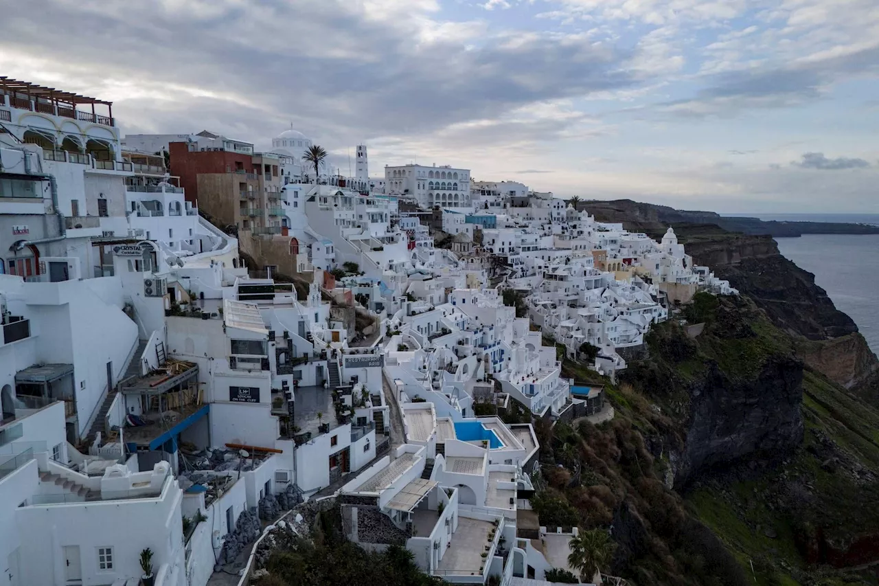 Terremoto in Grecia, scosse a Santorini: migliaia in fuga dall'isola