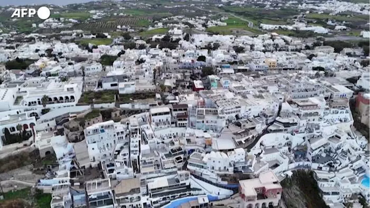 Sciame sismico a Santorini, quasi 9mila persone lasciano l'isola