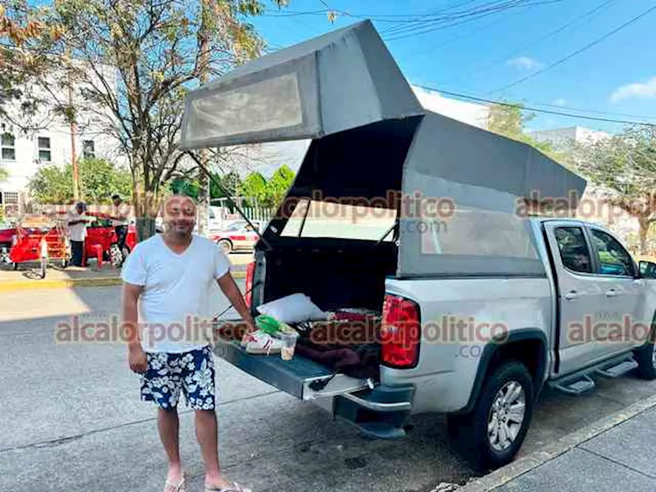 Para esperar afuera del hospital, transformó su camioneta en “casa de campaña”