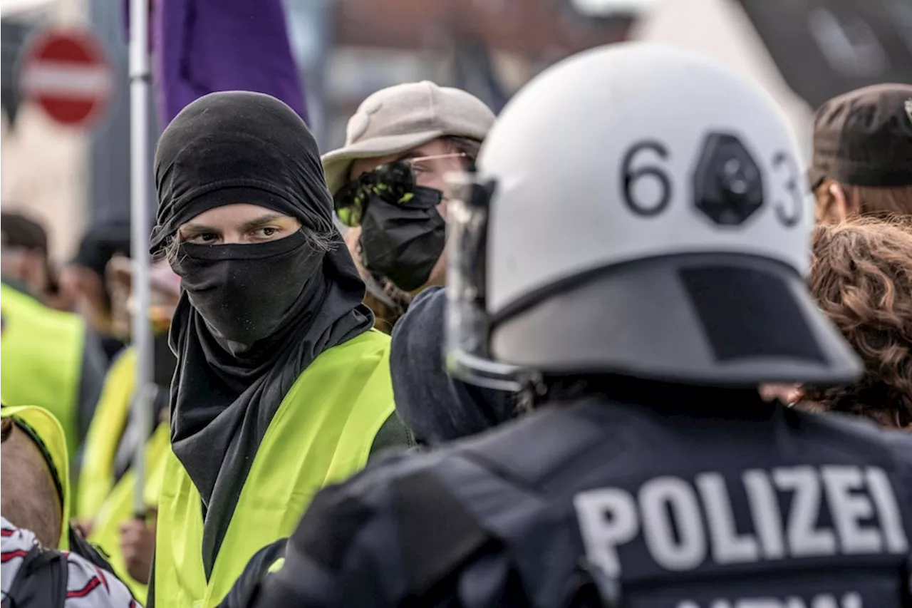 CDU-Treffen in Berlin-Dahlem: Vermummte Demonstranten versuchen, Lokal zu stürmen