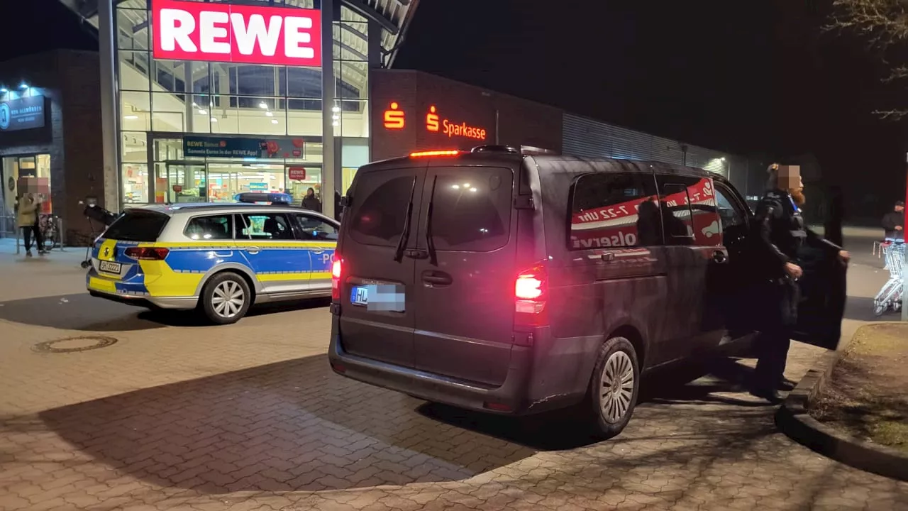 Lübeck: Mann auf Supermarkt-Parkplatz niedergestochen