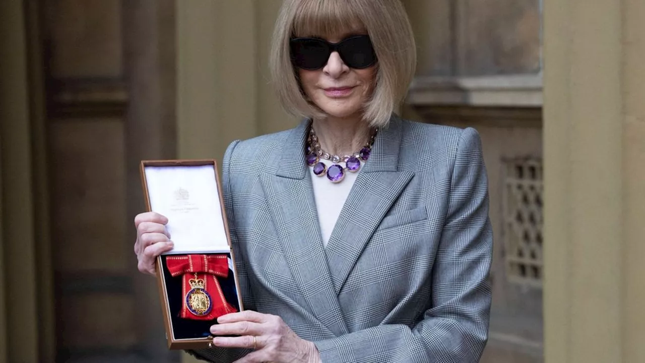 Anna Wintour erhält den 'Companion of Honour' und trägt eine historische Kette von Queen Mary