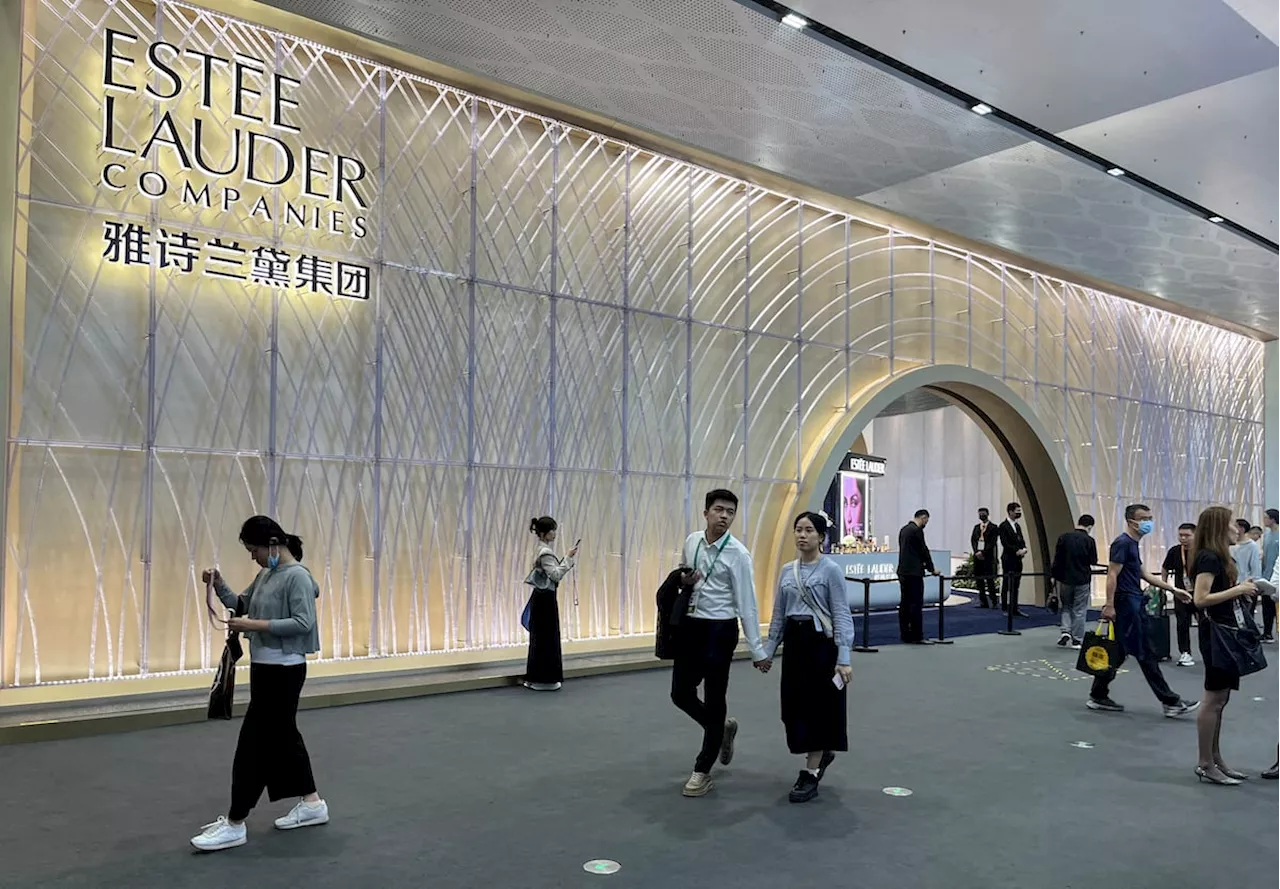 Estée Lauder Registra Pérdidas y Anuncia Reestructuración