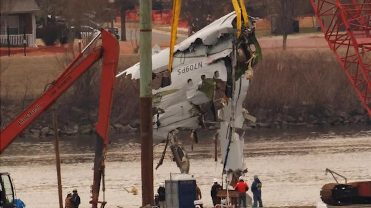 Penyelamat Temukan Puing Pesawat dan Helikopter yang Terhempas di Sungai Potomac