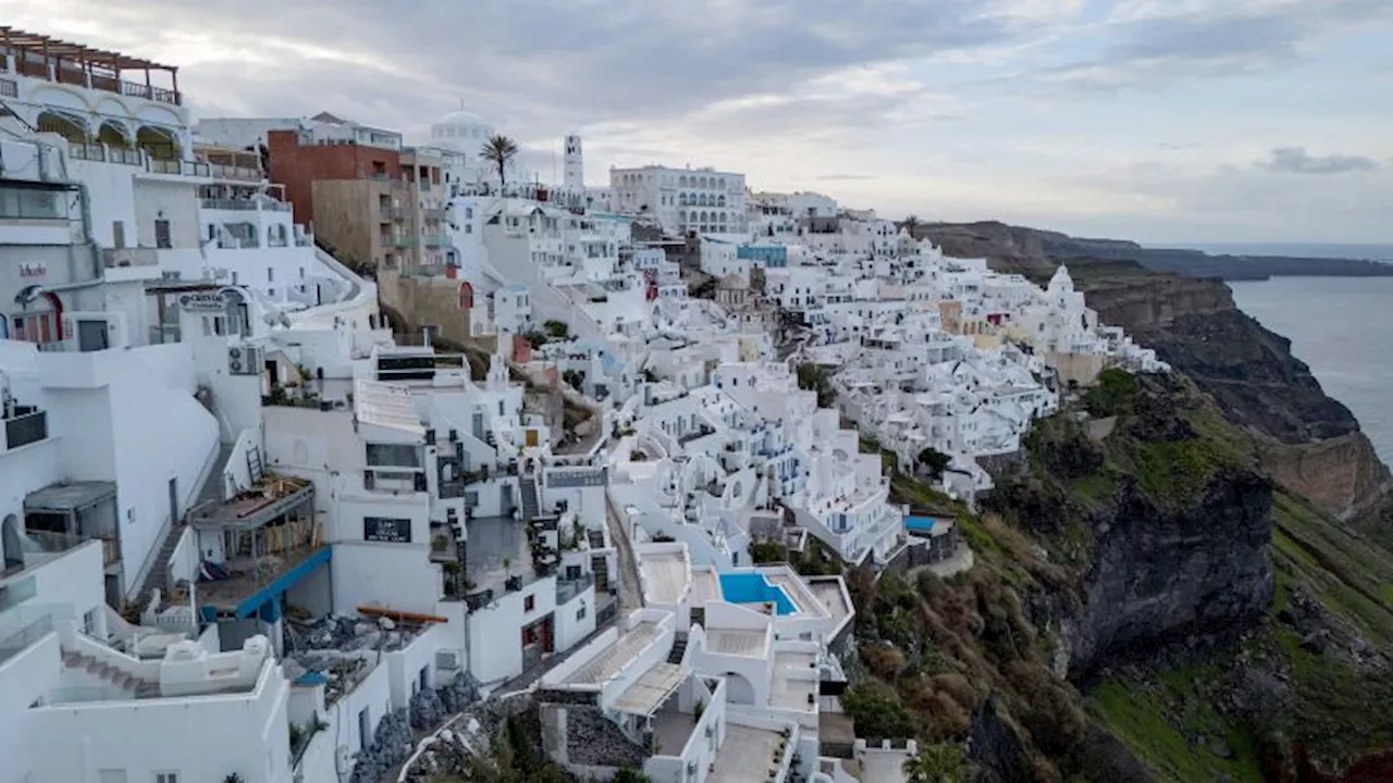 Thousands Flee Santorini as Earthquakes Rattle Greek Island