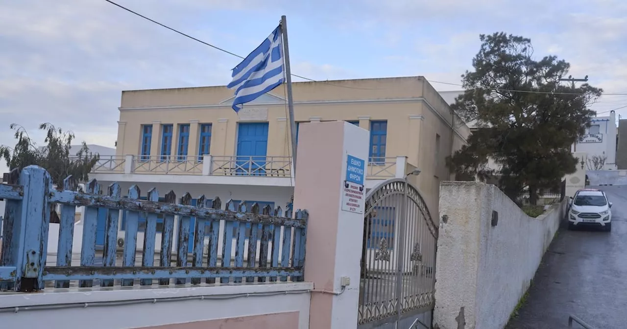 As quakes rattle Greek islands, a few brave tourists enjoy having Santorini to themselves