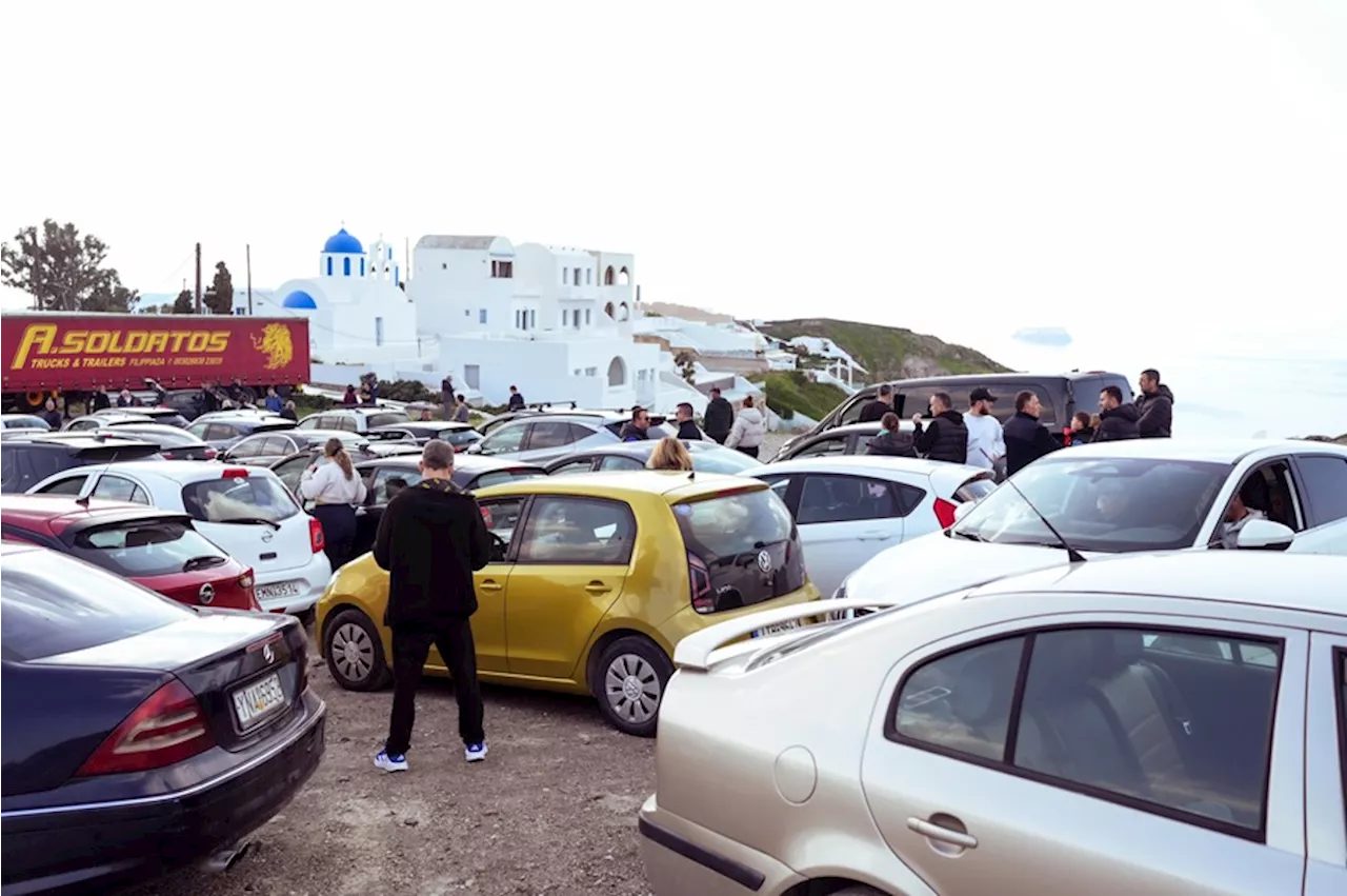 Santorini espera su turno para salir en barco tras una serie de terremotos