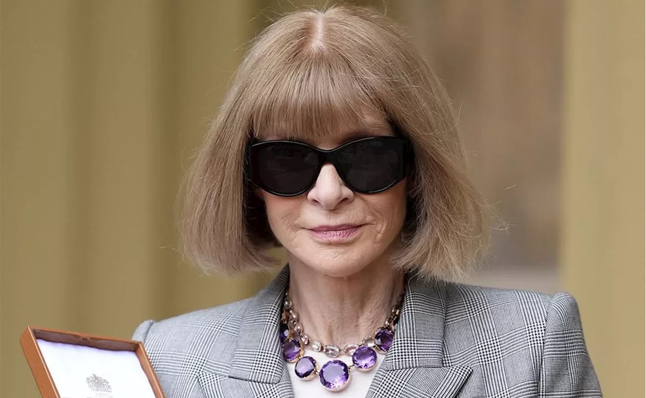 Anna Wintour recibe condecoración de Carlos III, ¡sin sus lentes!