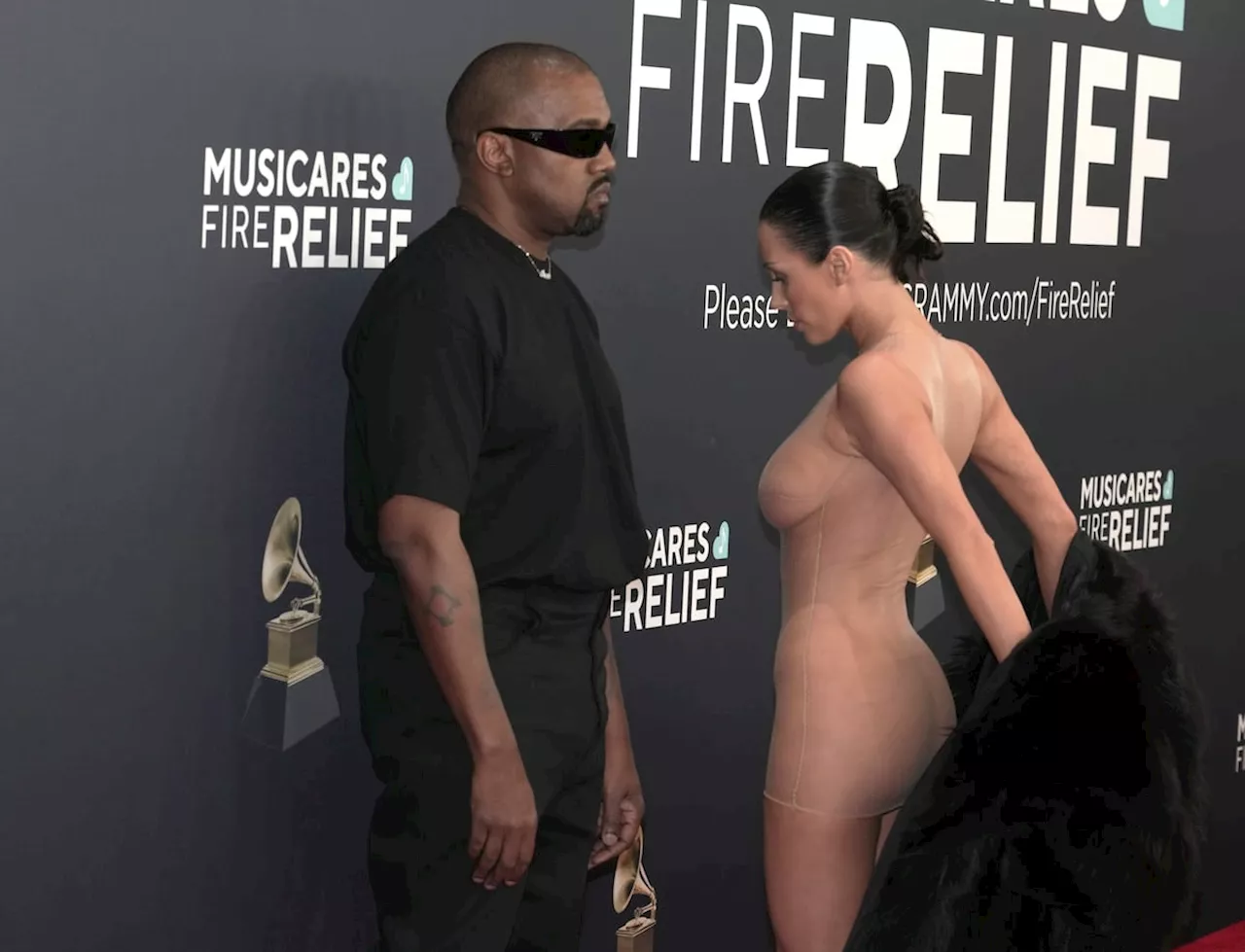 Kanye West e Bianca Censori causam polêmica com aparição nua em premiações Grammy