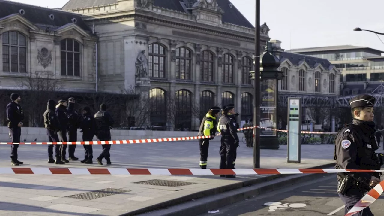 Tirots à la gare d'Austerlitz après une série de croix gammées gravée dans le métro parisien