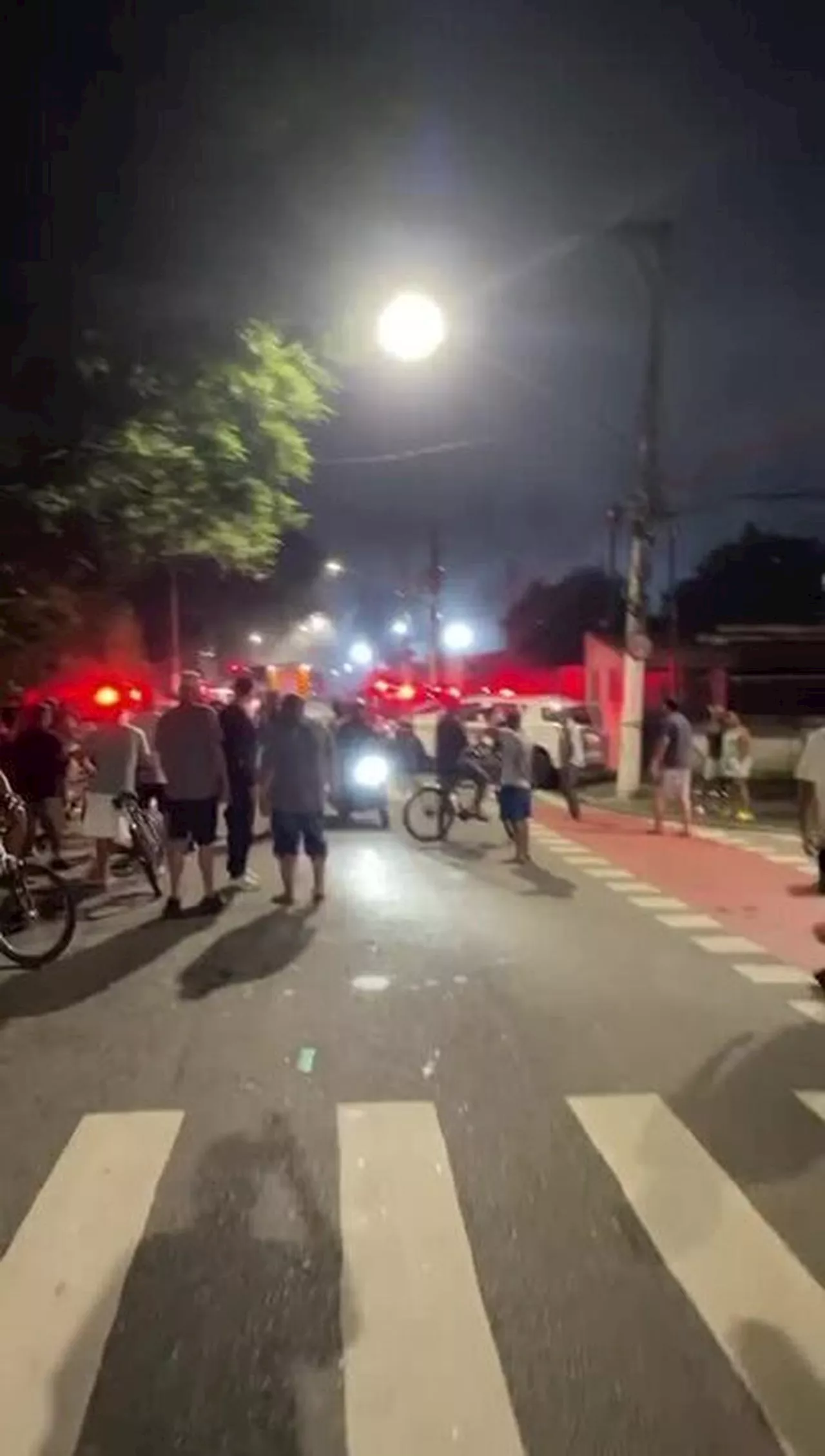 Moradores do Jardim Pantanal protestam em avenida após alagamentos no bairro; VÍDEO