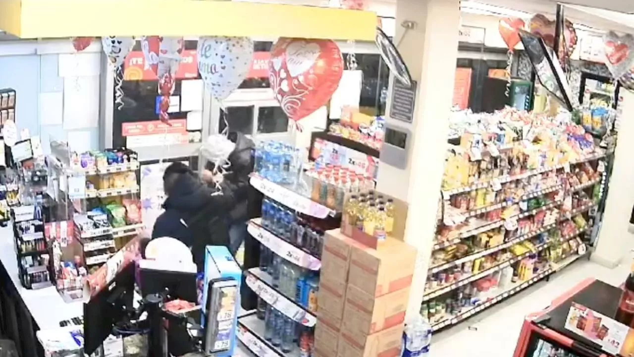 Policía abate a presunto ladrón en tienda de conveniencia