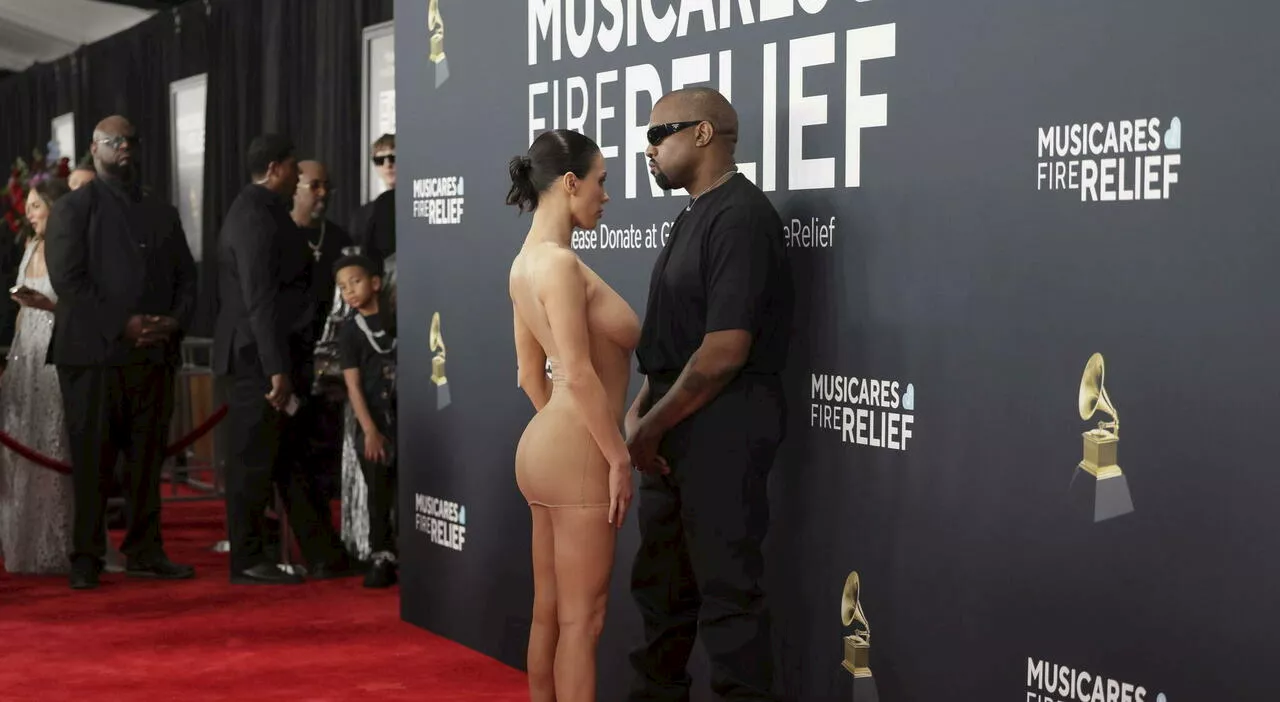 Bianca Censori nuda ai Grammy, Kanye West celebra sui social