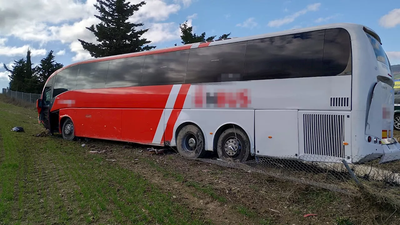 14 personas heridas tras una salida de vía de un autobús de la línea Pamplona-Zaragoza