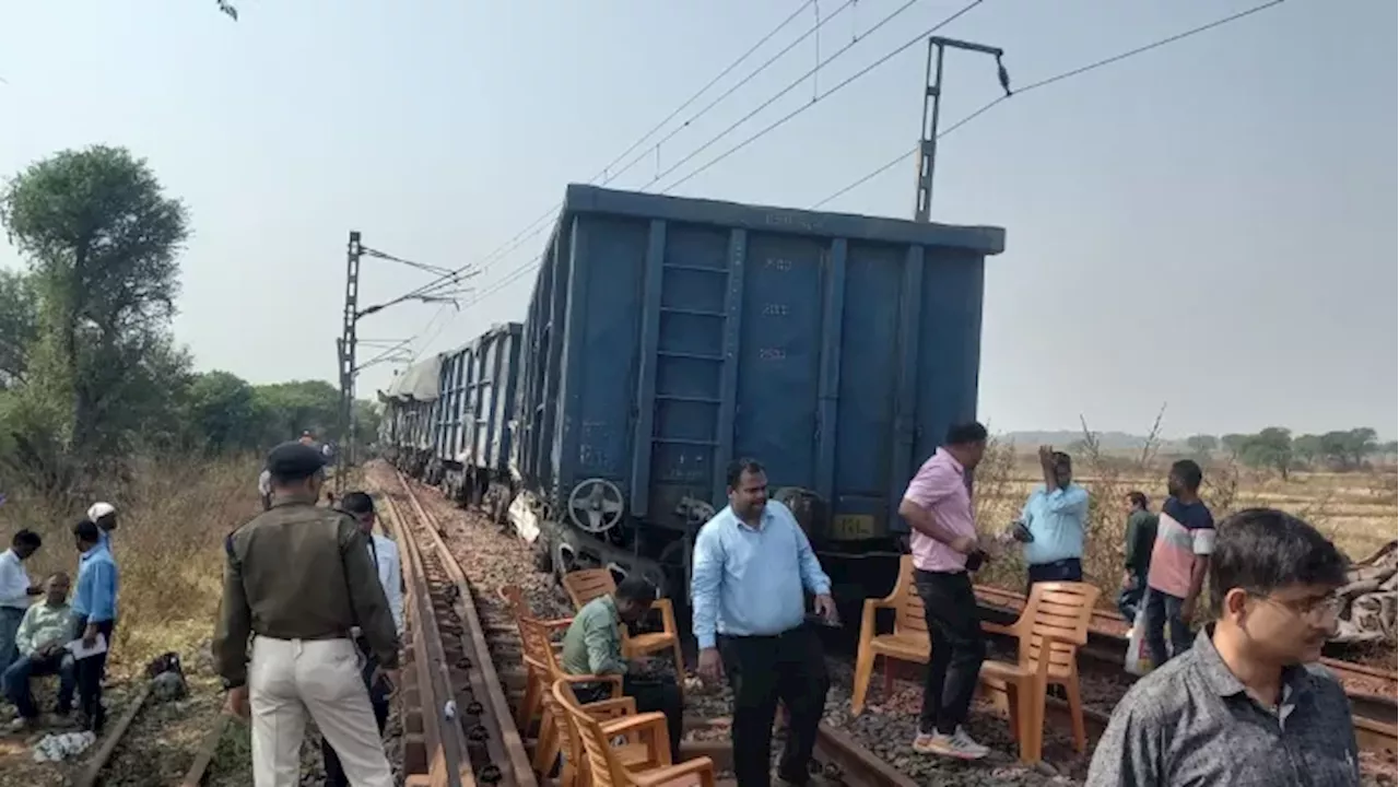 राज खरसावां में मालगाड़ी की तीन बोगियां बेपटरी, यातायात प्रभावित