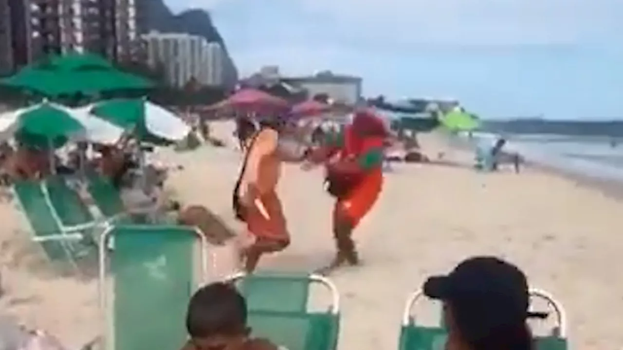 Briga entre vendedores de mate termina com um deles esfaqueado na Praia da Barra; veja vídeo