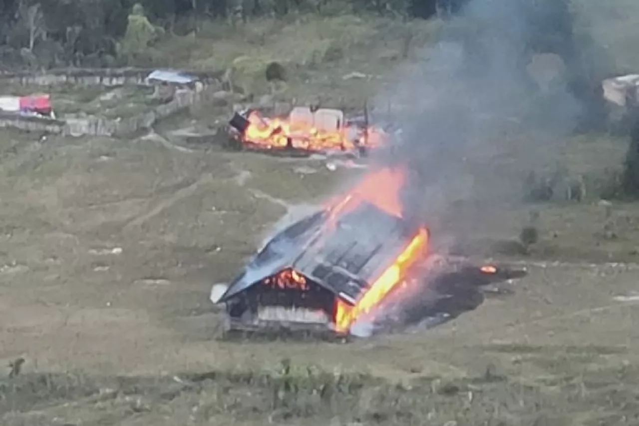 KKB Bakar Empat Bangunan di Papua Tengah Diduga akibat Perselingkuhan