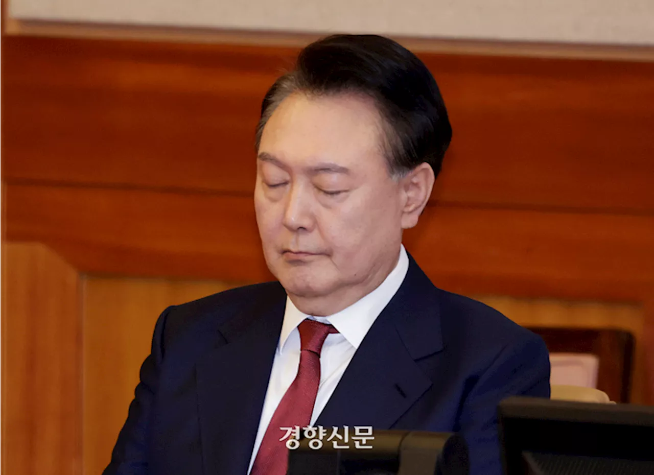 [속보]윤석열 “호수 위에 떠있는 달그림자 쫓는 느낌”…내란 행위 실체 없다 주장