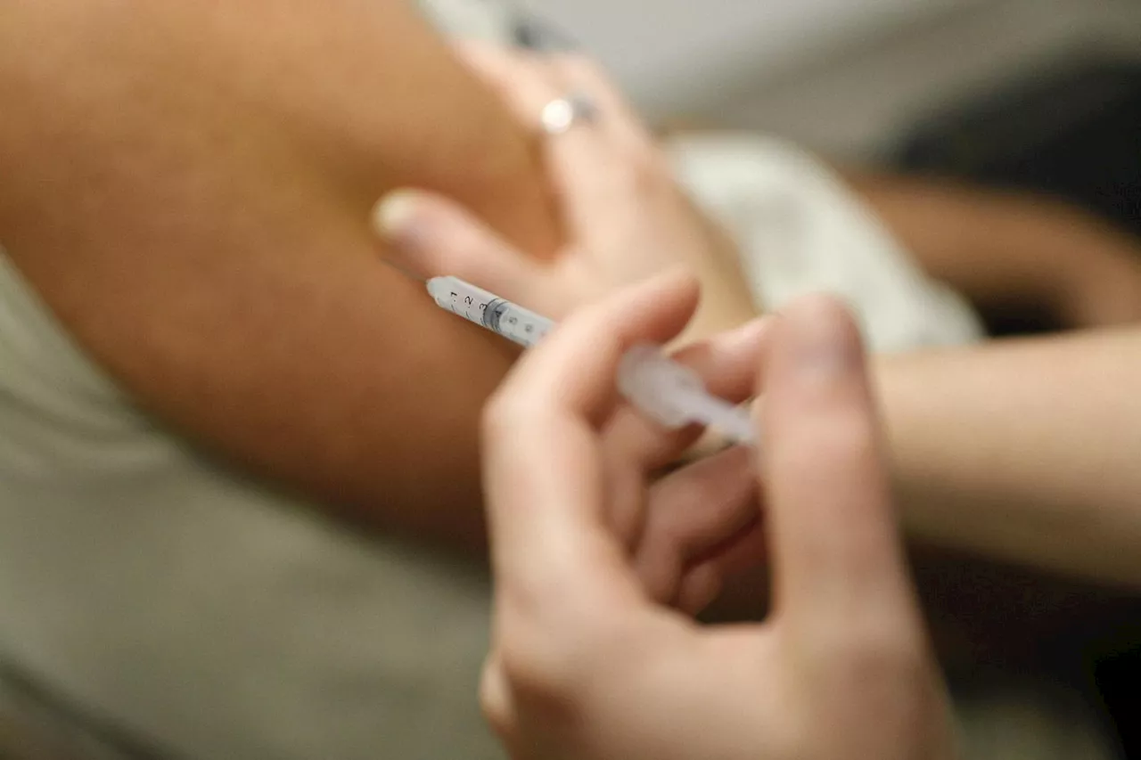 Covid-19 : les vaccins utilisés en France sont sûrs, réaffirme l’agence du médicament